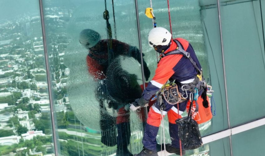 Continúan los trabajos de mantenimiento en Torre Bicentenario