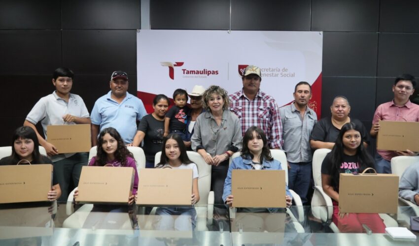 Entrega SEBIEN computadoras a estudiantes