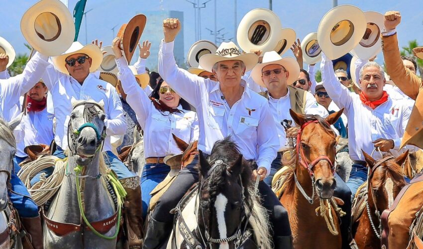 Más de 2 mil 100 cabalgantes participan junto al gobernador Américo Villarreal Anaya en la Cabalgata de la Unidad en Ciudad Victoria.