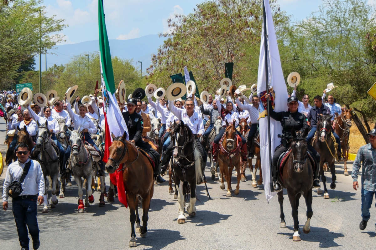 Más de 2 mil 100 cabalgantes participaron junto al gobernador Américo Villarreal Anaya en la Cabalgata de la Unidad, realizada como celebración de las asambleas por la soberanía, la libertad y la unidad del pueblo mexicano