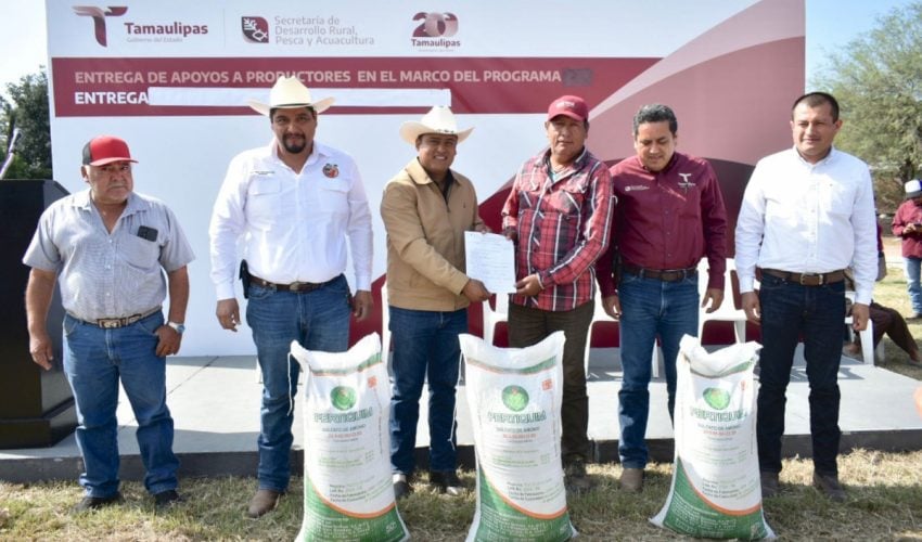 Reciben productores citrícolas fertilizante granulado