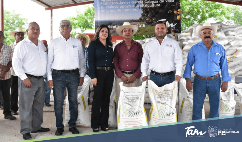 Con la entrega de fertilizante, Gobierno del Estado fortalece zona citrícola de Llera
