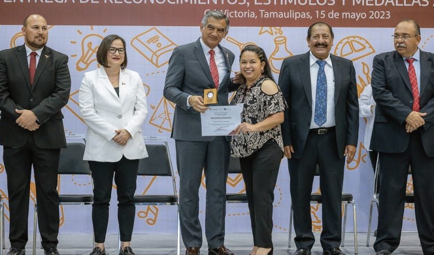 Entrega de medallas al mérito docente a las maestras y maestros de Tamaulipas que cumplieron 30 y 40 años de servicio