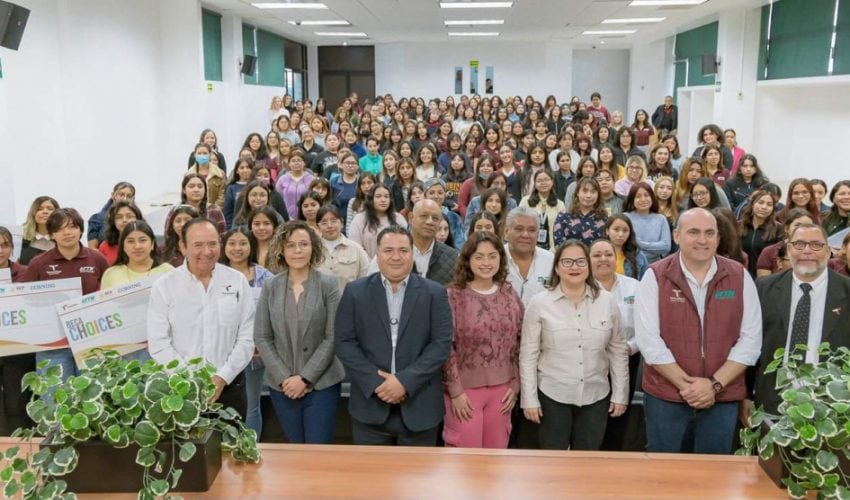 Entrega de 159 becas STEM a mujeres estudiantes de la UTTN en Reynosa
