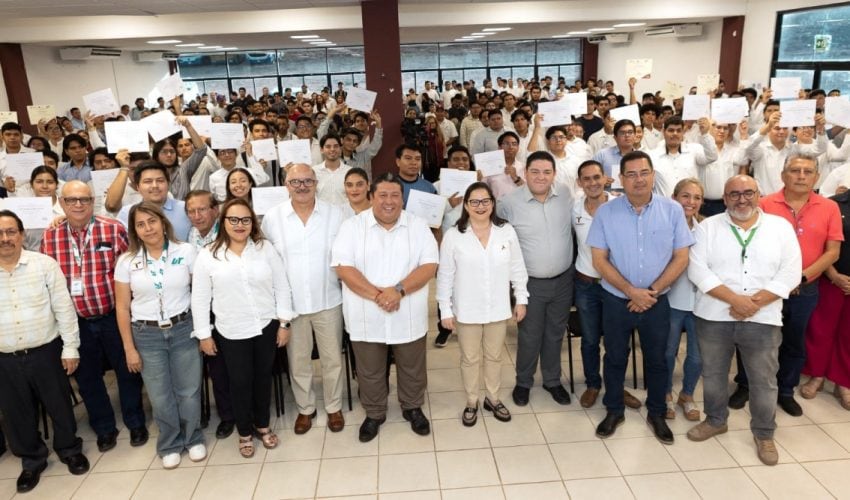 Entrega de certificados del ITEP a estudiantes en UT Altamira
