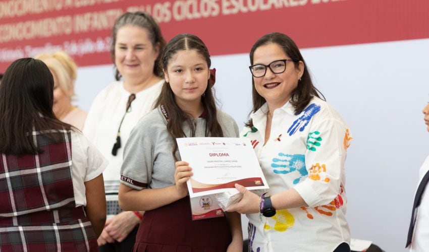 Entrega de reconocimientos a estudiantes y docentes que participaron en la Olimpiada del Conocimiento Infantil