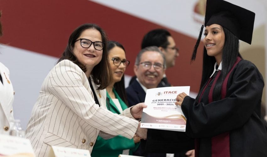 La secretaria de Educación en Tamaulipas, Lucía Aimé Castillo Pastor, acudió como madrina de generación 2021-2024 del ITACE