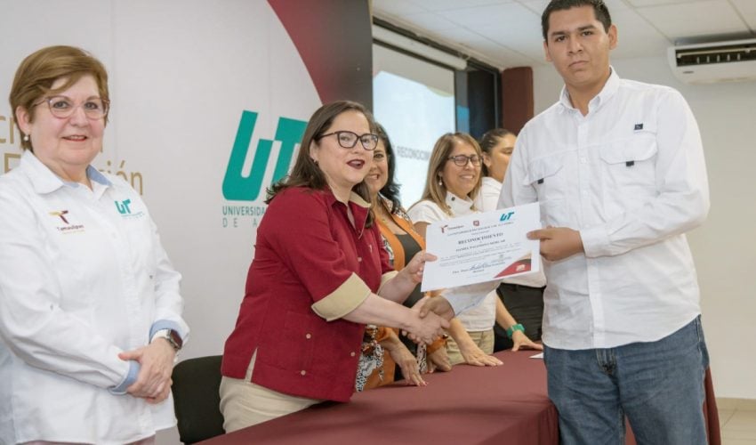 Entrega de reconocimiento en UT Altamira