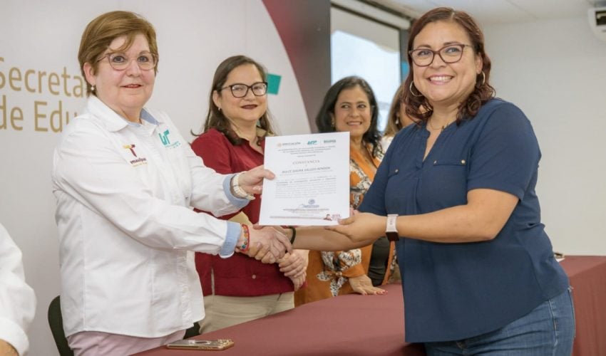 Entrega de reconocimientos por antigüedad a maestros y personal administrativo en la UT Altamira