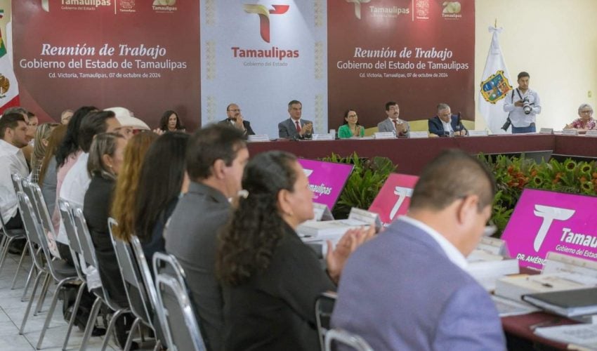 Reunión de gabinete junto a los 43 presidentas y presidentes municipales del estado