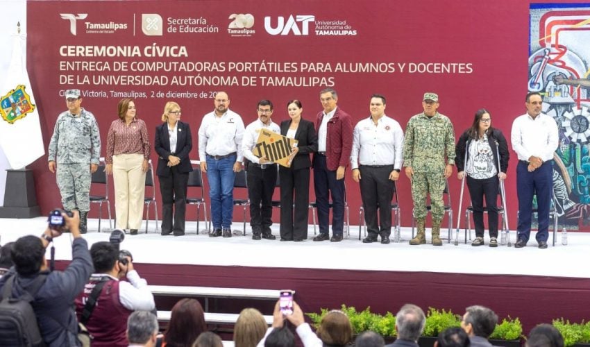 Ceremonia cívica de honores a la bandera y entrega de computadoras portátiles para estudiantes y docentes de la UAT