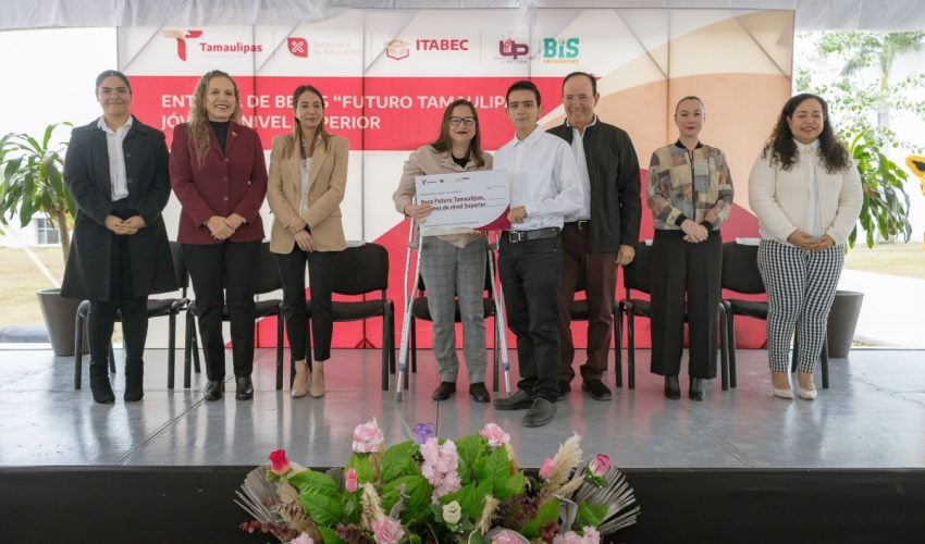 Secretaria Lucía Aimé Castillo Pastor, entrega Becas Futuro Tamaulipas Jóvenes Nivel Superior, en la UP Victoria