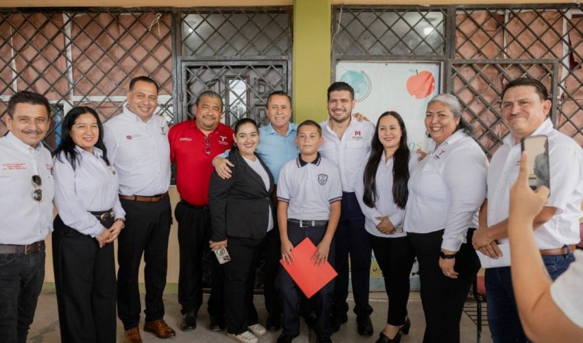 Unidad Ejecutiva entrega mobiliario escolar en distintos municipios