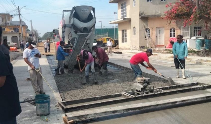 Trabaja Obras Públicas en pavimentación, rehabilitación y bacheo de calles de Madero