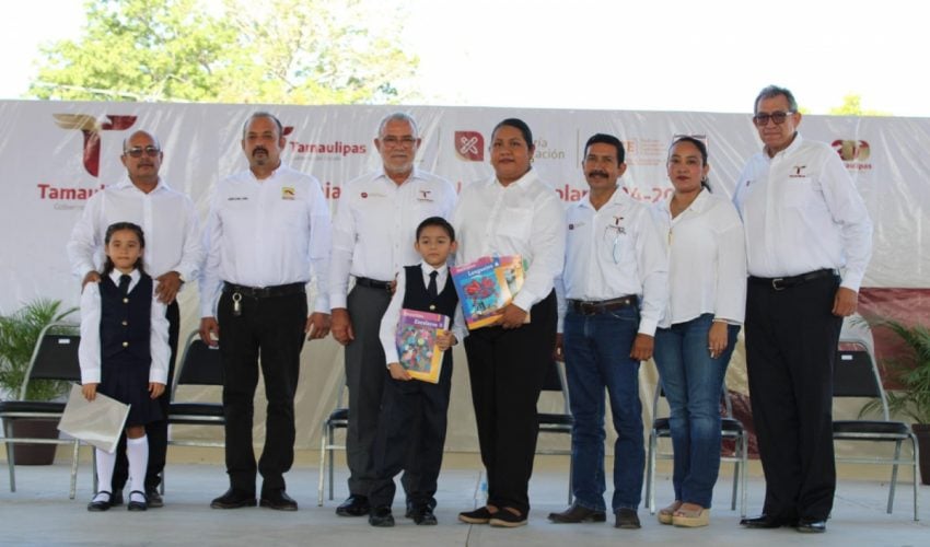 En representación del gobernador, titular de la SOP, entrega libros uniformes y útiles escolares en Abasolo