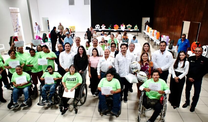 Entregan constancias de capacitación en autoempleo por curso de elaboración de piñatas