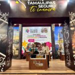 Disfrutan niñas y niños aventuras en el stand de la Secretaría de Turismo