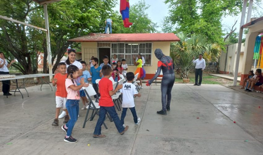 Lleva la USJT alegría y regalos a niñas y niños de comunidades rurales