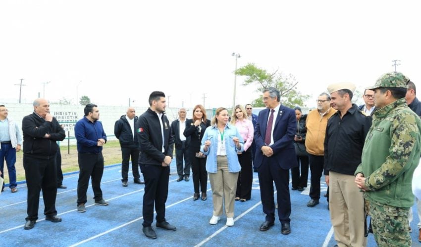 Recorren gobernador y presidenta del DIF Tamaulipas Centro de Atención para Repatriados en Matamoros; entregan ambulancia