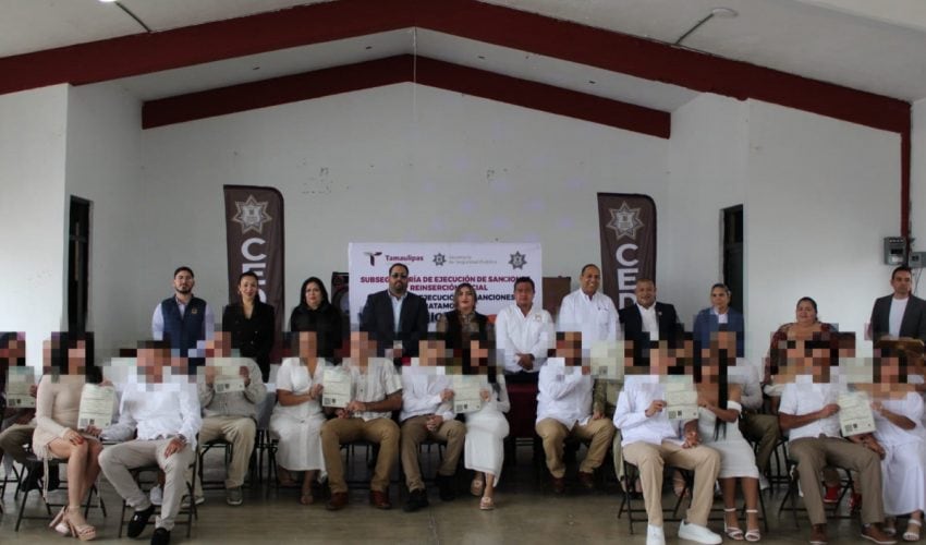 Formalizan su unión 13 parejas en el CEDES de Matamoros