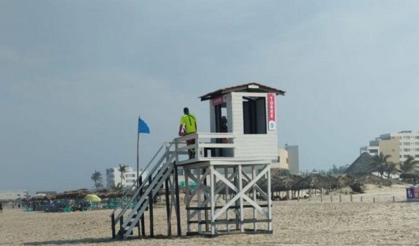 Llama Turismo a respetar los colores de bandera en playa