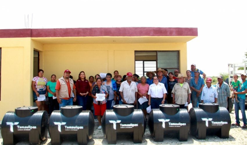 Entrega SEBIEN tinacos a habitantes de San Carlos