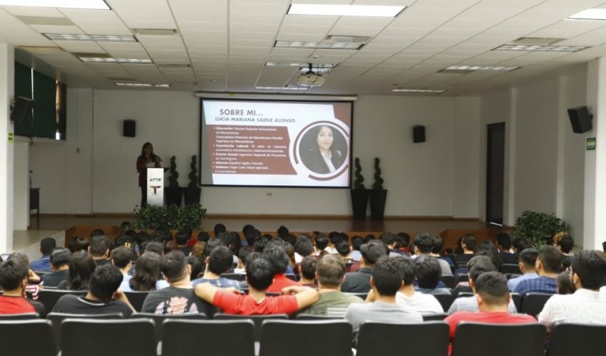 Comparte egresada de la UTTN experiencias de éxito con estudiantes de Mecatrónica