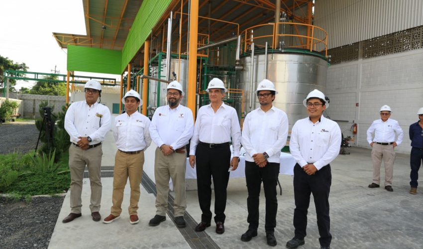 Recorre gobernador Américo Villarreal planta que transforma plásticos en combustibles en Altamira