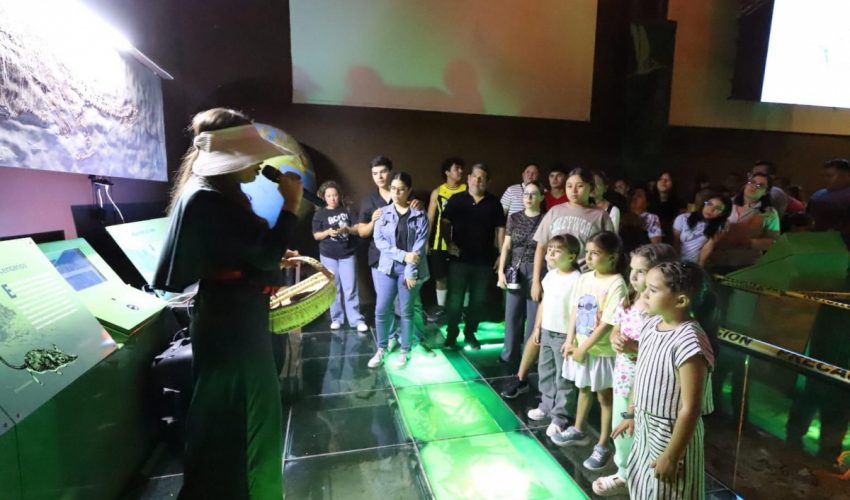 Disfrutan familias “Una Noche en el Museo”