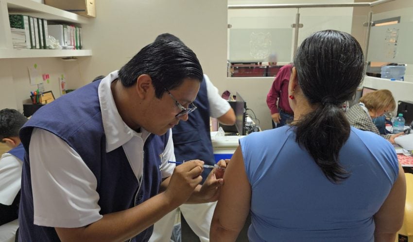 Invita SST a vacunarse contra influenza, COVID-19 y neumococo