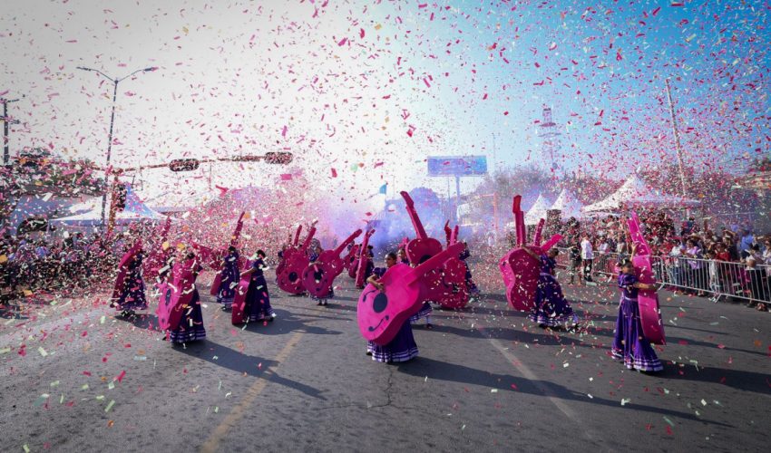 Desfilan miles de jóvenes en el 115 aniversario de la Revolución Mexicana