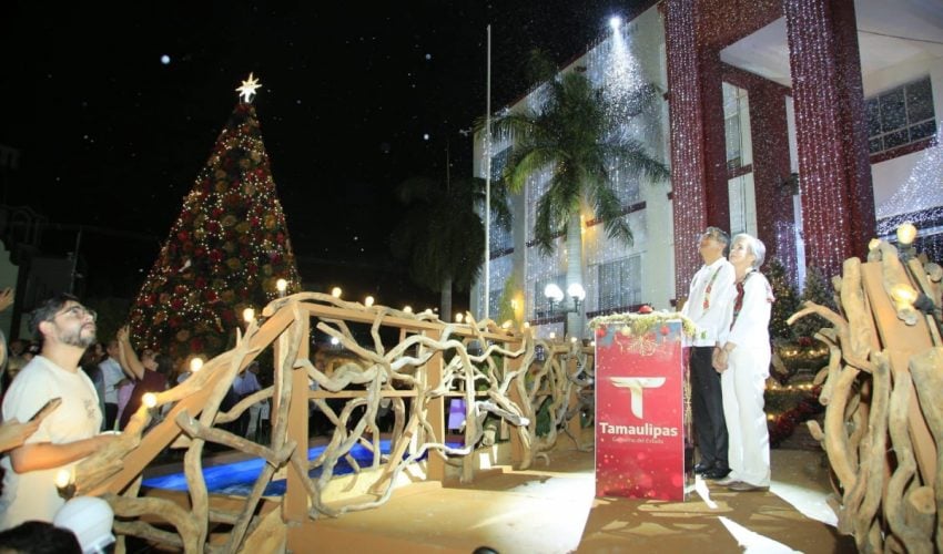 Encabezan Américo y María desfile navideño y el tradicional encendido del pino
