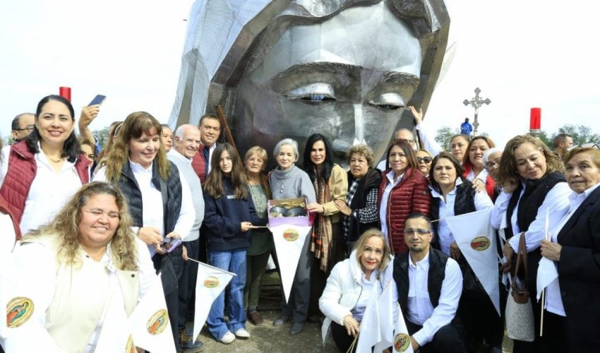 Entrega María de Villarreal las pupilas de la Virgen de la Misericordia