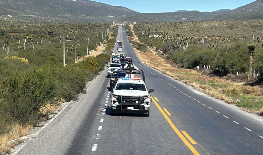 Escolta Guardia Estatal caravana de 250 vehículos de paisanos en la Carretera Federal 101