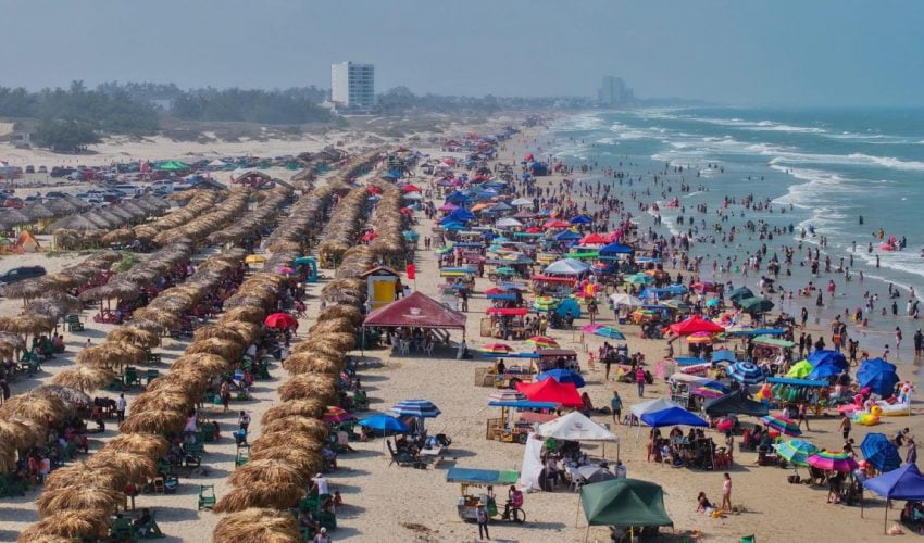 Turistas de CDMX y Nuevo León desbordan playas tamaulipecas