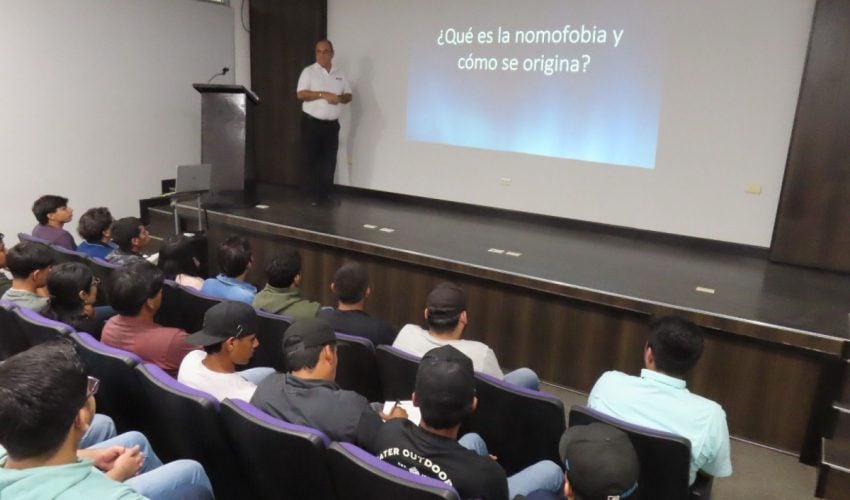 Atienden estudiantes de la UPV conferencia sobre adicción al celular
